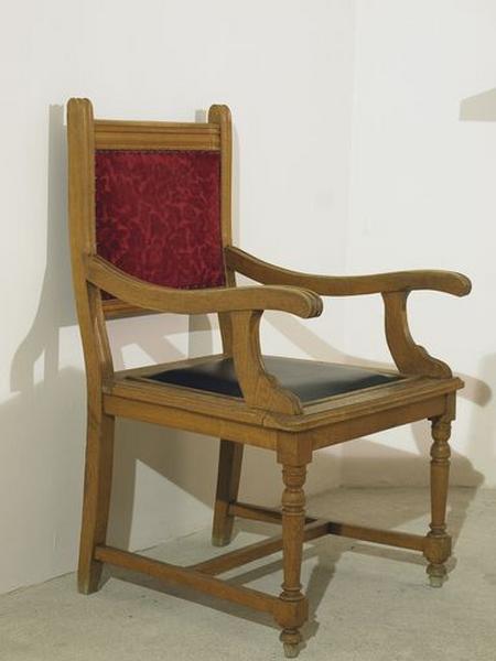 Fauteuil de célébrant, bois clair, velours rouge damassé et cuir noir, 20e siècle (?)