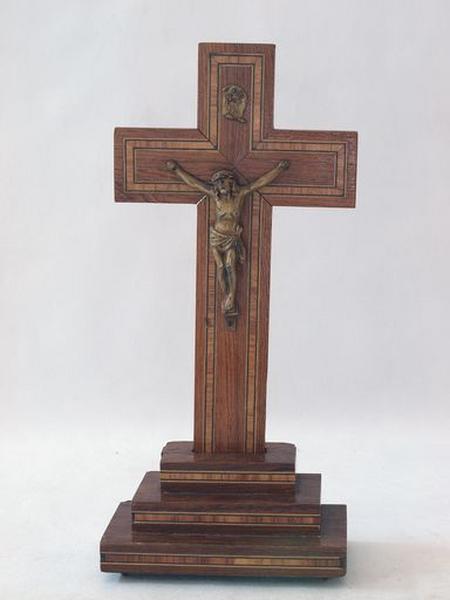 Croix de sacristie (?), bois, métal patiné faux bronze, 20e siècle