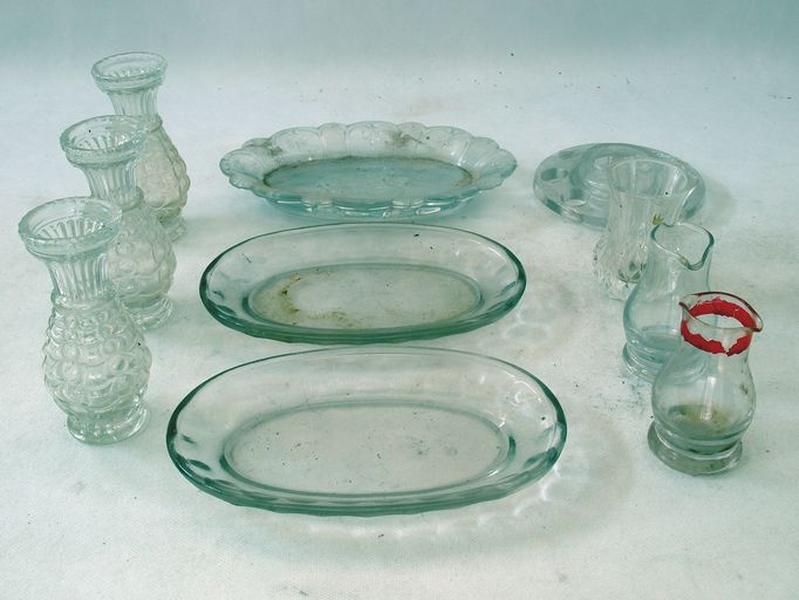 Divers objets : 3 plateaux, 3 burettes (?), 2 burettes, verre blanc