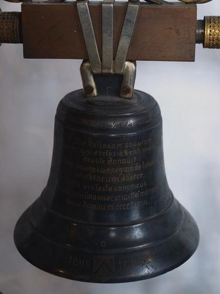 Ensemble : clochette de procession et son brancard