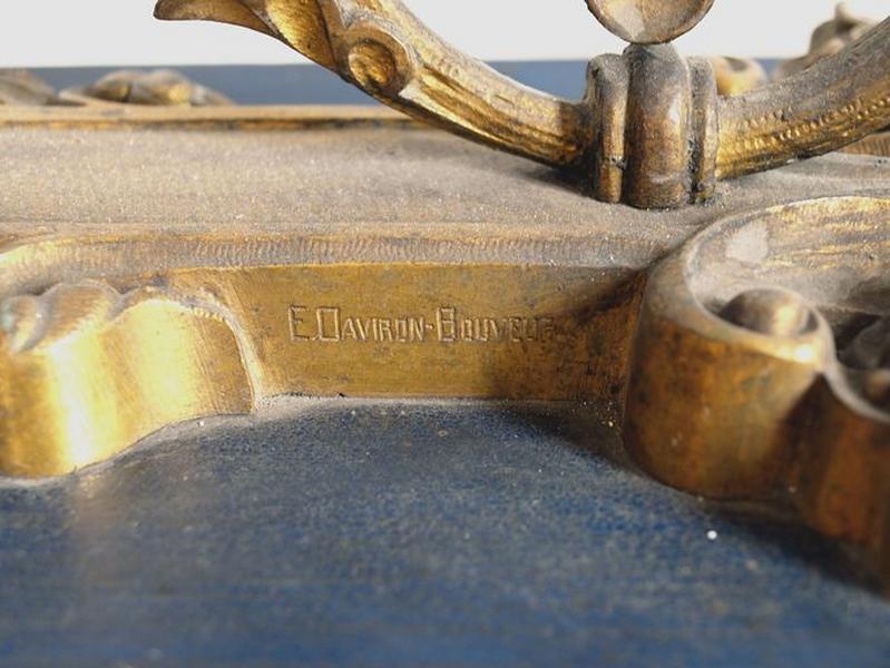 Vue de détail du bâti de suspension, inscription