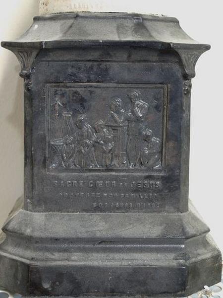 Vue partielle : socle, avers avec scène