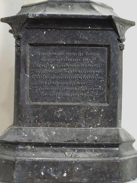 Vue partielle : socle, revers avec inscription
