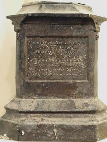 Vue partielle : socle, revers avec inscription
