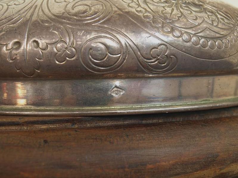 Vue de détail : poinçon de maître sur le couvercle