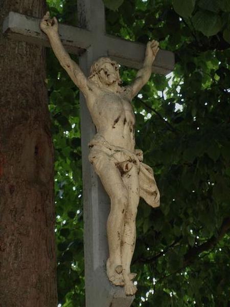Vue partielle : Christ en croix