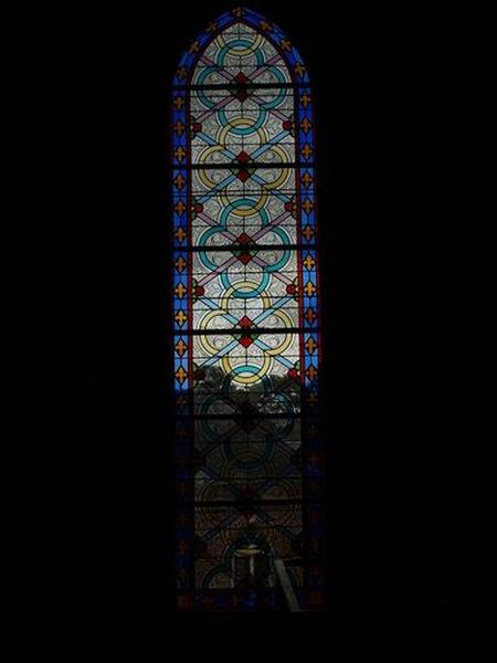 Vue générale d'un vitrail de nef