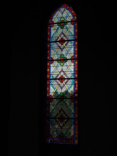 Vue générale d'un vitrail de nef