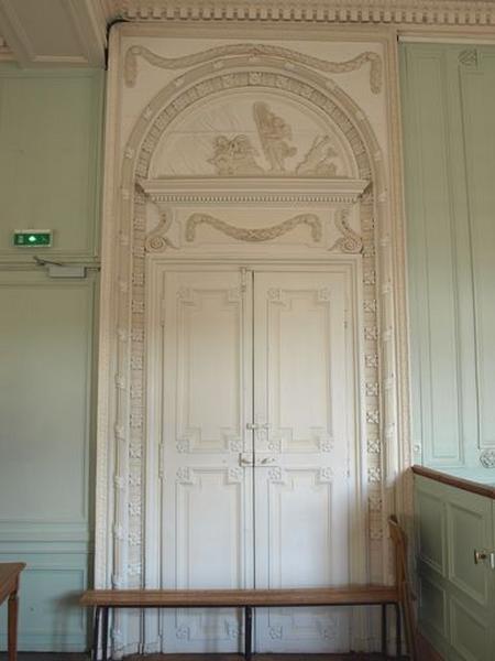 Porte avec le relief des arts de la musique : vue générale