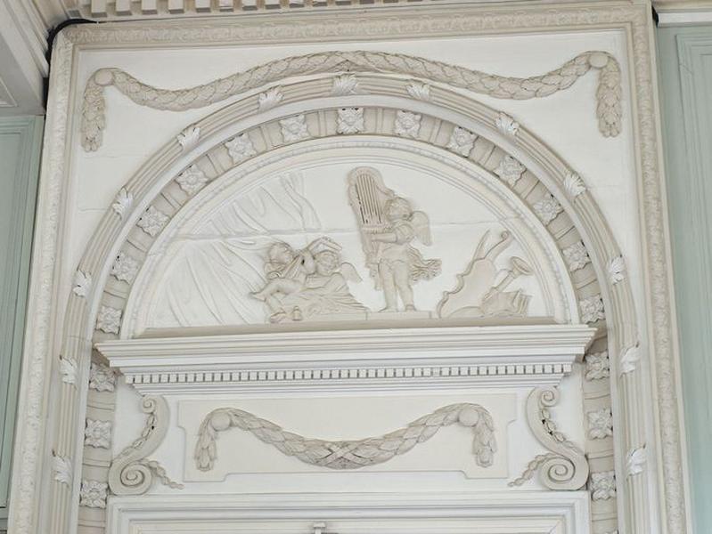 Porte avec le relief des arts de la musique : vue de détail