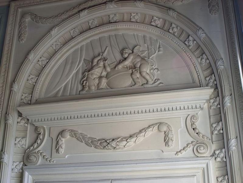 Porte avec le relief de l'astronomie : vue de détail