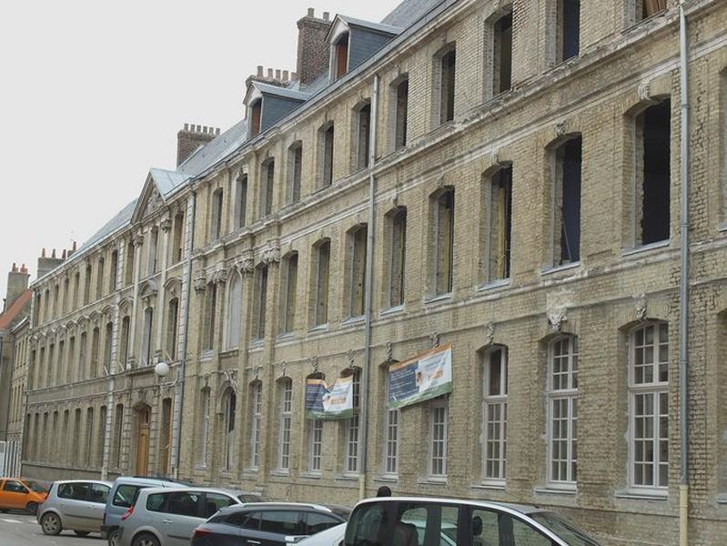 Grande façade de l'ancien hôpital Saint-Jean sur la rue de Wissocq