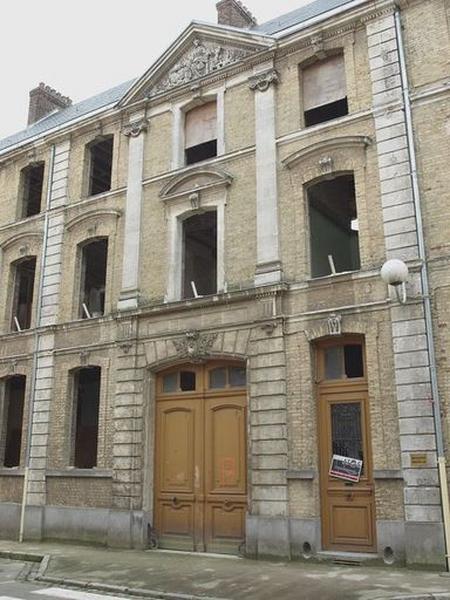 Grande façade de l'ancien hôpital Saint-Jean sur la rue de Wissocq, travée centrale, entrée