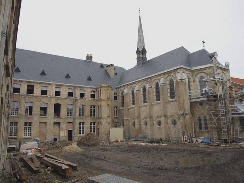 Cour intérieure de l'ancien hôpital Saint-Jean, bâtiments annexes et chapelle