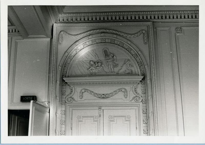 Porte avec le relief des arts de la musique : vue partielle (phot. Wintrebert, 1977, fonds AOA62)