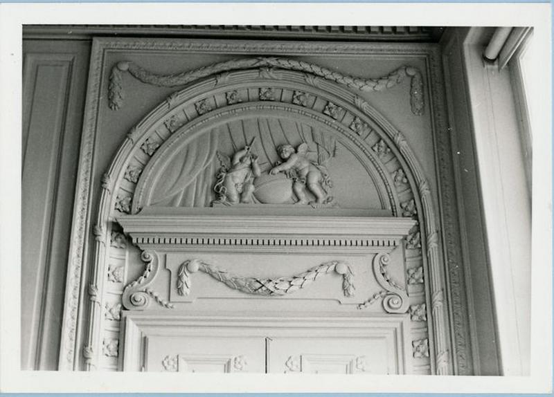 Porte avec le relief de l'astronomie : vue partielle (phot. Wintrebert, 1977, fonds AOA62)