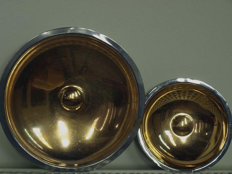 Deux plateaux ou plats à quêter