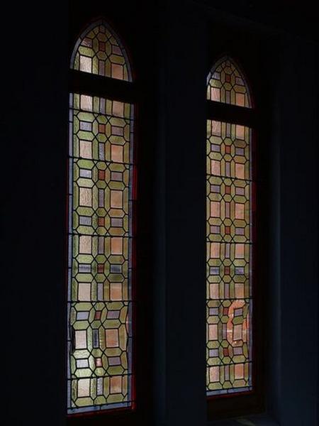 Deux verrières décoratives, losangées et colorées