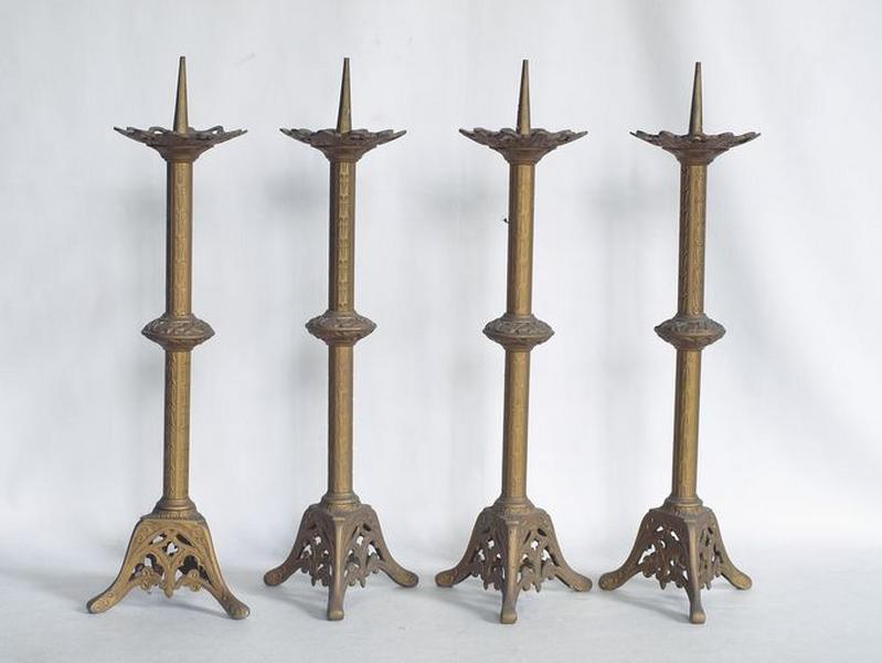 Quatre chandeliers d'autel en laiton