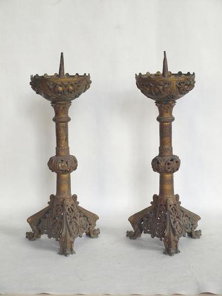 Deux chandeliers d'autel en laiton