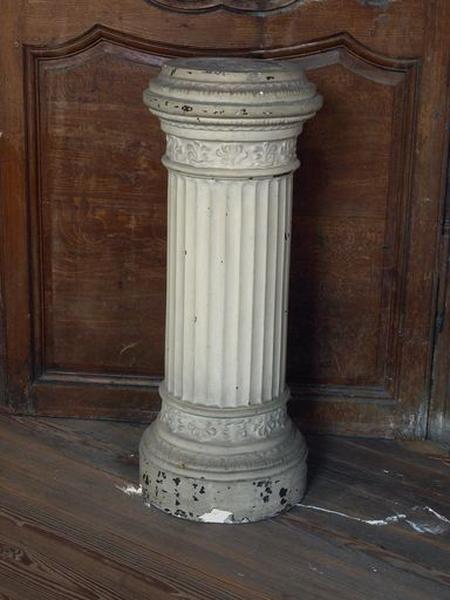 Socle en forme de colonne