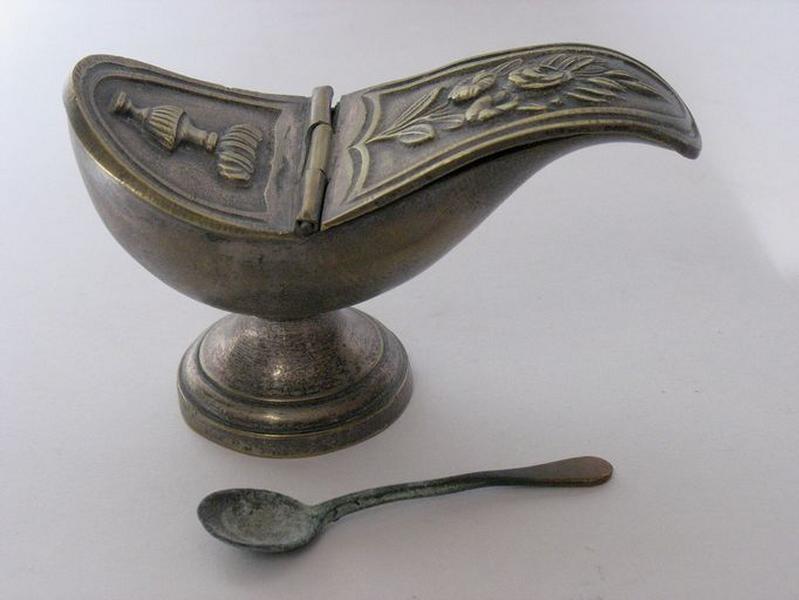 Ensemble navette à encens ; cuiller à encens : vue générale