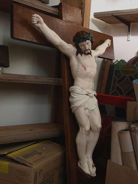 Statue de Christ en croix (plâtre peint) : vue générale