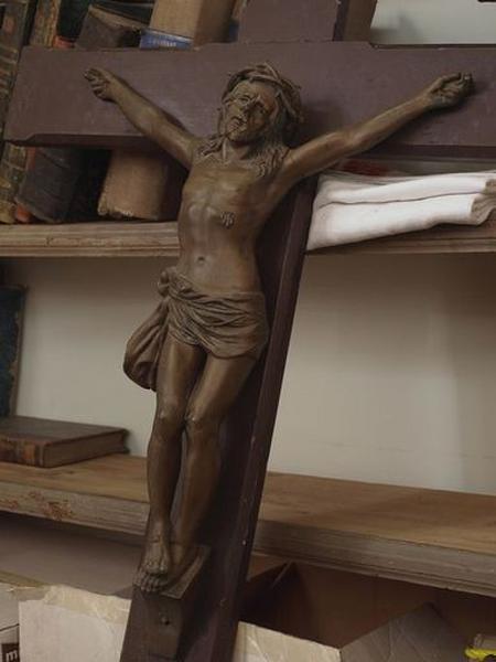 Statue de Christ en croix : vue générale