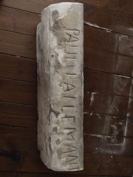 Elément d'architecture (élément lapidaire), fragment de pierre calcaire avec grafitti : face avec inscription PAUL LALLEMANT