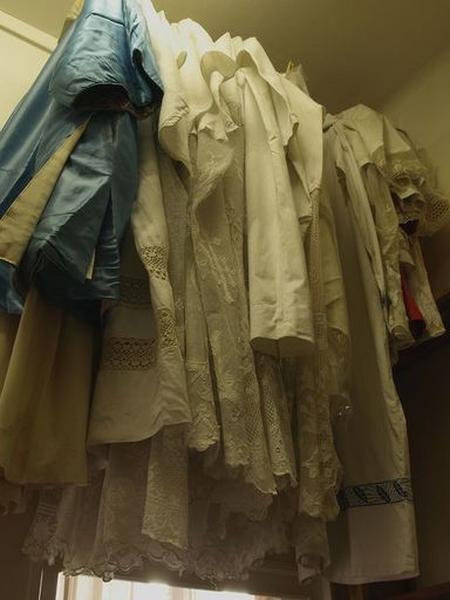 Ensemble d'aubes et surplis : vue générale
