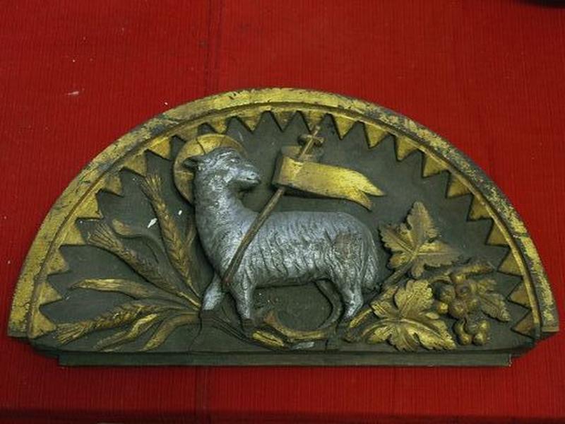 Dessus-de-porte en bois sculpté avec l'Agneau mystique : vue générale