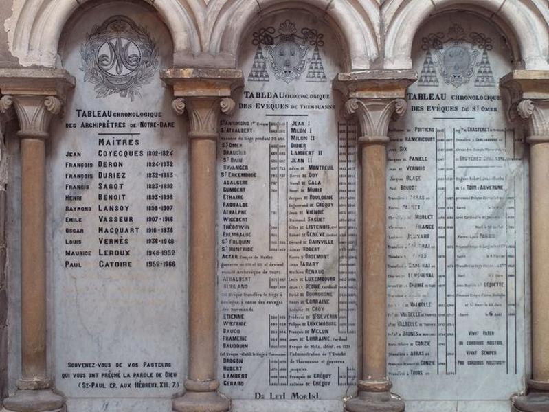 Ensemble : plaques commémoratives des archiprêtres de Notre-Dame, des évêques de Thérouanne, des évêques de Saint-Omer et évêques d'Arras ; mémorial de Pierre Paunet, évêque