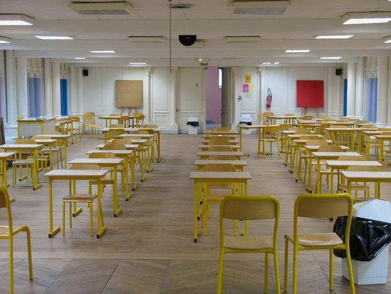 Salle de classe aménagée dans la partie basse de la chapelle (faux plafond)
