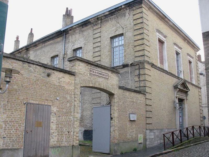 Façade et entrée sur rue