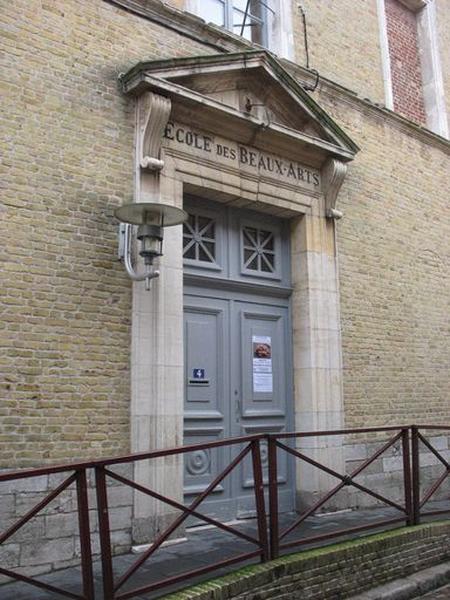 Façade sur rue : portail