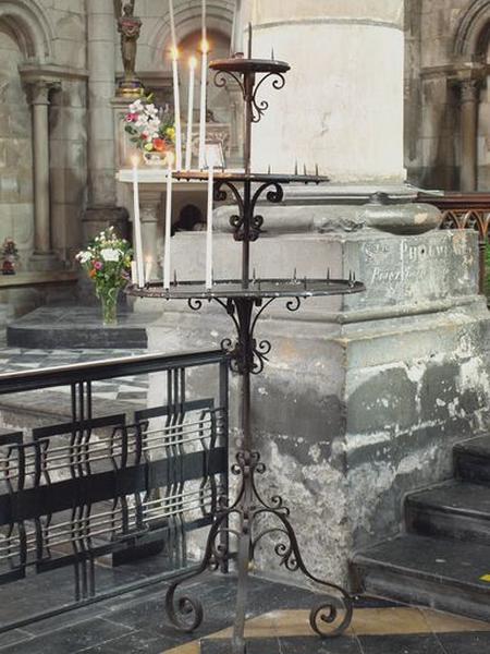 Bras nord du transept : porte-cierges, tripode à volutes, trois plateaux