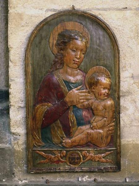 Ex-voto, bas-relief en plâtre peint représentant une Vierge à l'Enfant (dans le style Renaissance), offert en 1997 par Michel Porion en remerciement de sa guérison