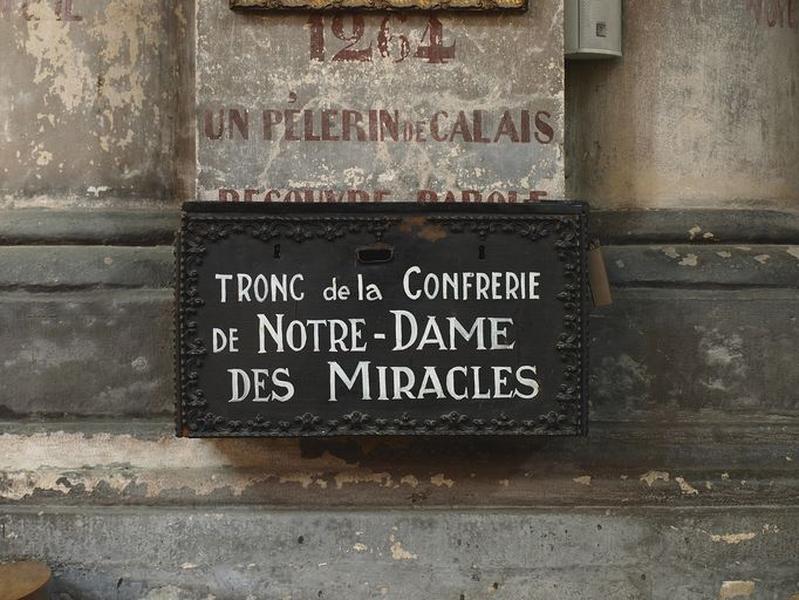 Tronc de la confrérie de Notre-Dame-des-Miracles, métal peint en noir, inscription peinte en blanc, à deux serrures, 19e siècle