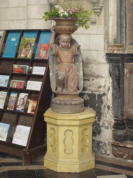 Statue d'ange portant une vasque porte-cache-pot, plâtre peint, sur socle en plâtre