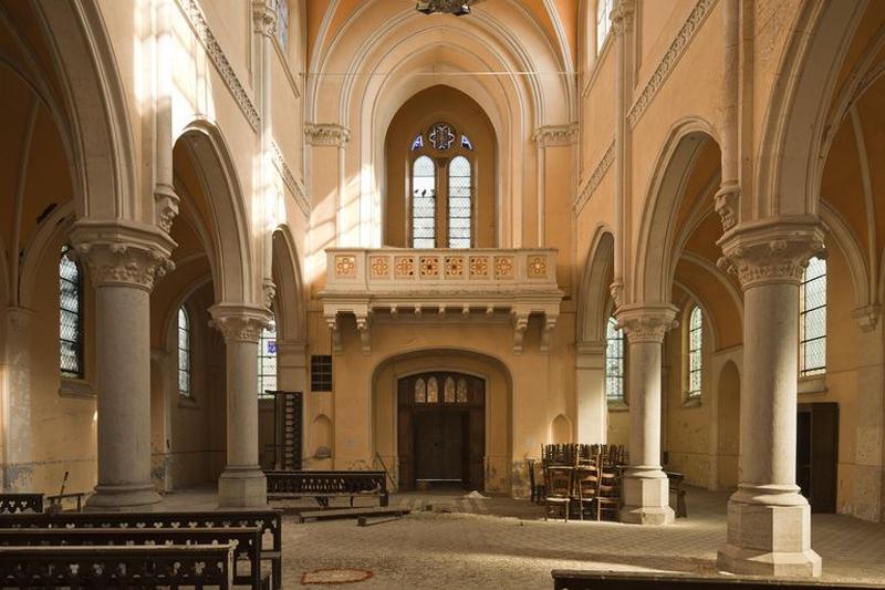 Intérieur : depuis la croisée de transept, vue de la nef vers la tribune.