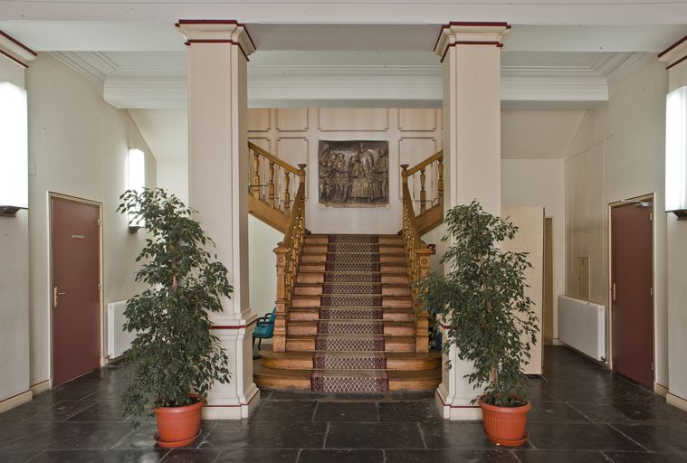 Ancien hall d'accueil de la mairie, escalier et plaque du monument Perrochaud sur le repos de l'escalier. ; Ancien hall d'accueil de la mairie, escalier et plaque du monument Perrochaud sur le repos de l'escalier.