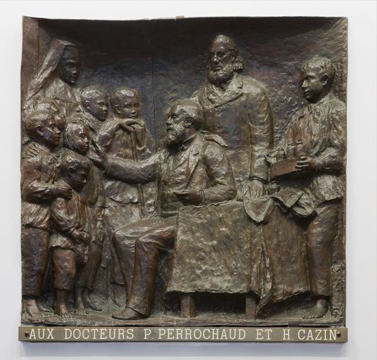 La plaque du monument Perrochaud. ; La plaque en bronze qui ornait la partie inférieure du monument, actuellement conservée à la mairie.