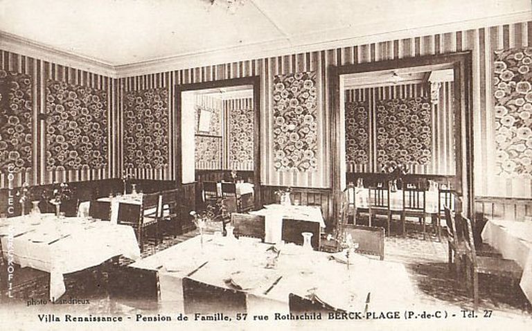 Salle à manger de la pension La Renaissance. ; Salle à manger de la pension La Renaissance, date inconnue, carte postale 1er quart 20e siècle (coll. part.).