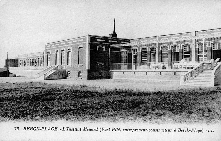 Elévation antérieure avec ses deux terrasses de cure déjà couvertes par un auvent vitré, état après agrandissement de l'aile gauche, vue de trois-quarts droit. Carte postale, années 1920.