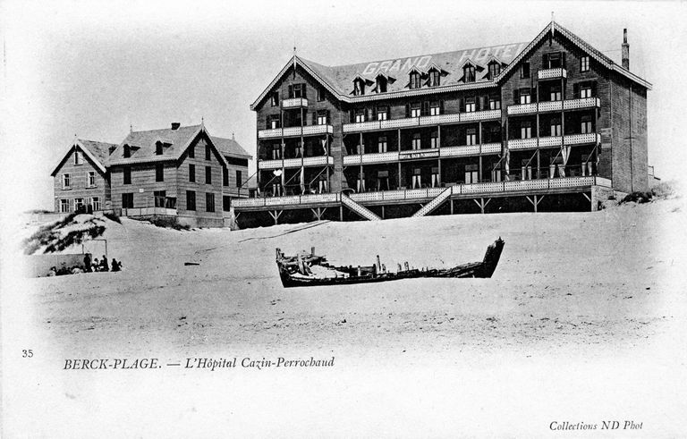 Elévation antérieure donnant sur la plage de l'ancien Grand Hôtel, état avant la construction du bâtiment de la communauté religieuse sur son flanc sud, vue de trois-quarts droit. Carte postale, 1er quart 20e siècle (coll. part.). ; L'ancien Grand-Hôtel devenu Hôpital Cazin-Perrochaud. Carte postale, 1er quart 20e siècle (coll. part.).