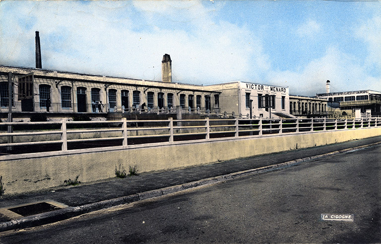 Elévation antérieure avec ses terrasses de cure couvertes, vue de trois-quarts gauche. Carte postale, 3e quart du 20e siècle.