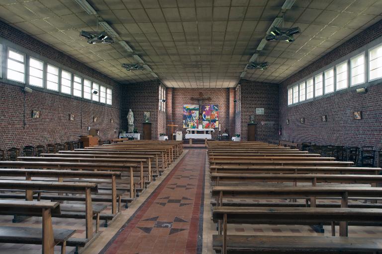 Vue intérieure vers le sanctuaire.