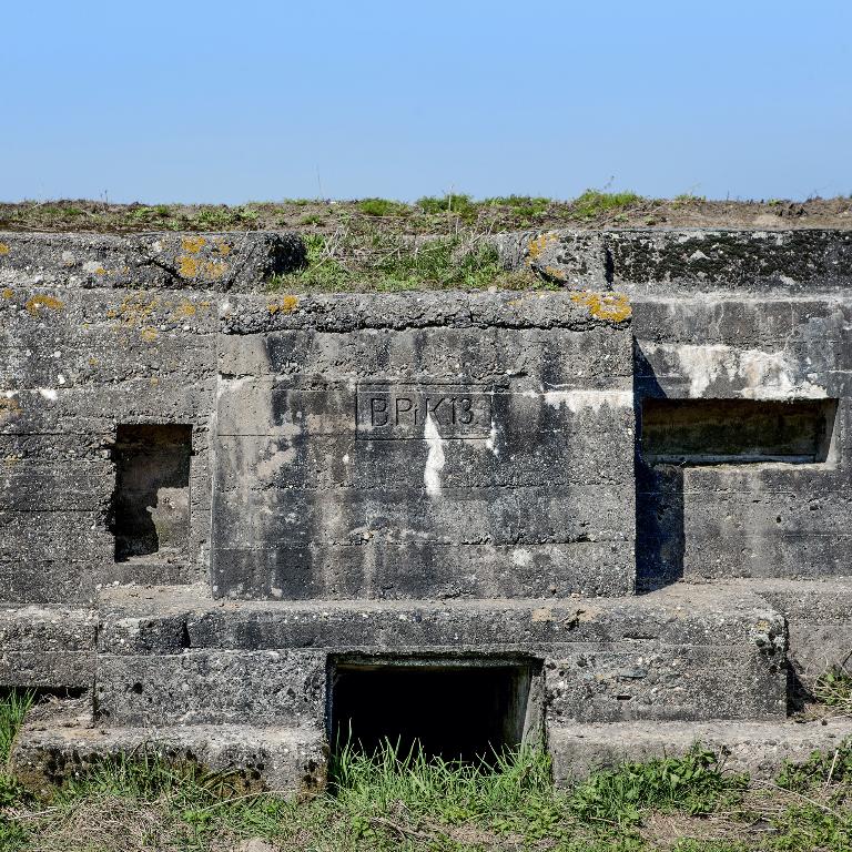 Elévation sud : Banquette de tir encadrée de niches à munition. Au niveau du sol, la resserre à mitrailleuse