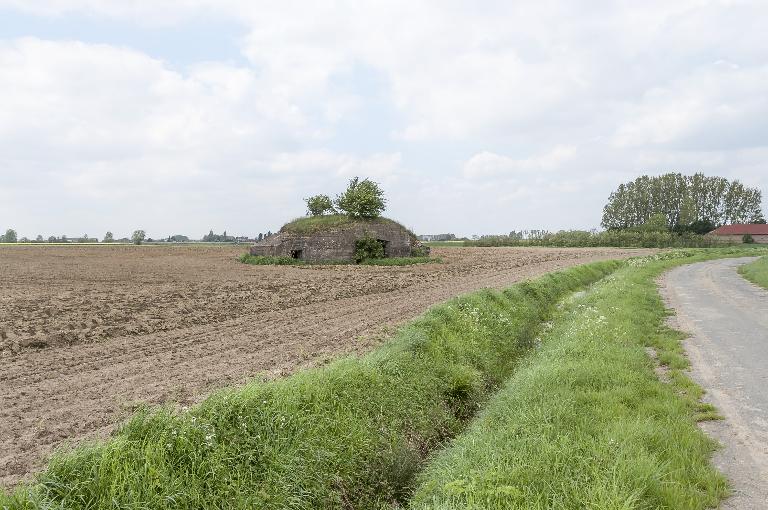 Vue vers le nord de l'édifice. Au centre, l'accès à la chambre de tir, à gauche celui de la soute à munition.