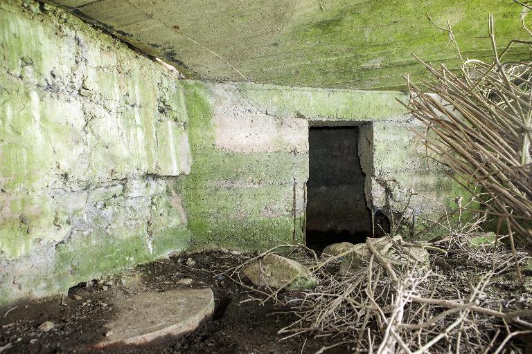 La chambre de tir, vers le nord. A gauche, le pas de tir et l'ouverture de tir condamnée. En face, l'accès à la soute à munition